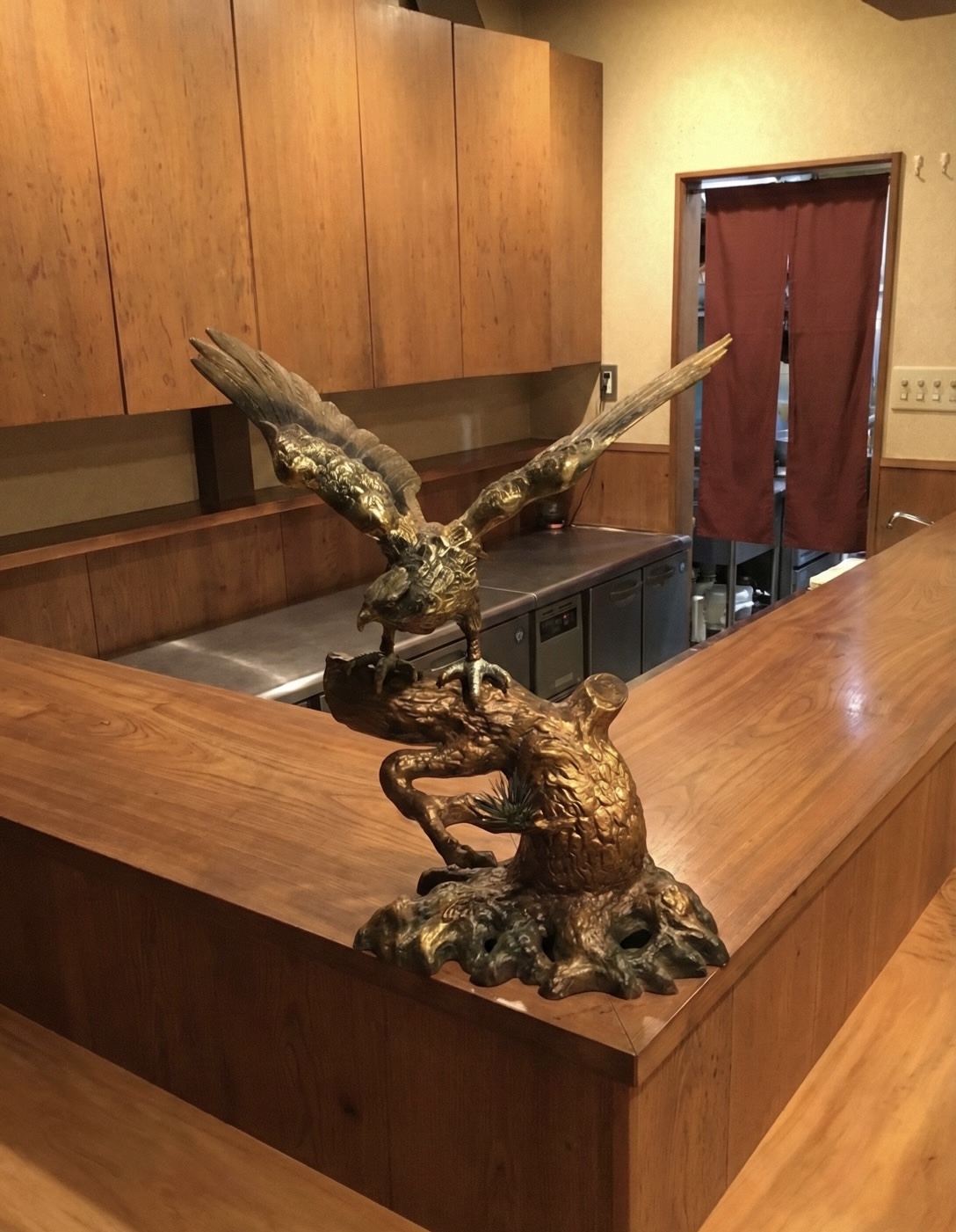 饗応 元のカウンターと鷹の置物